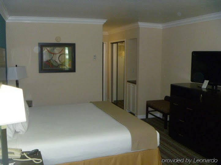Express Nuys By Ihg Hotel 2*